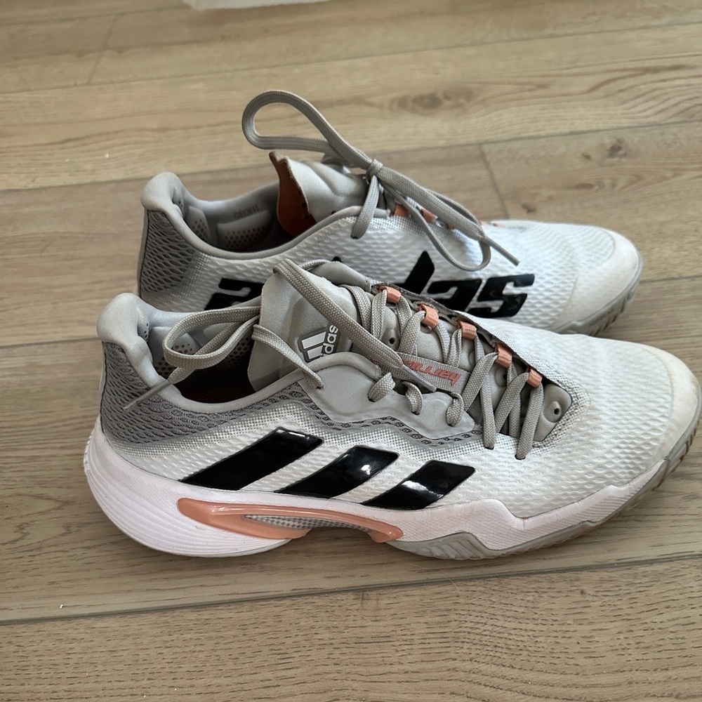 Women’s Adidas barricade tennis shoe
